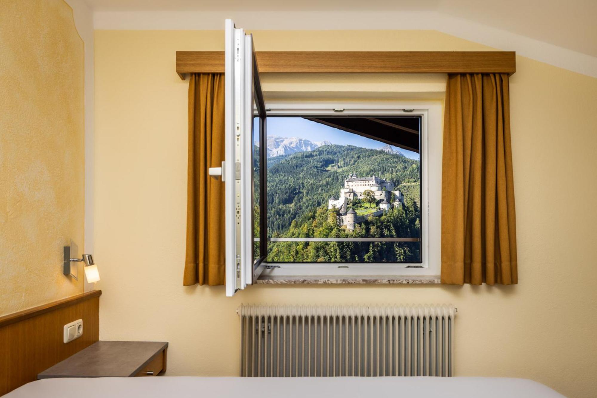 Hotel Der Burgblick-Adults Only Werfen Exteriér fotografie