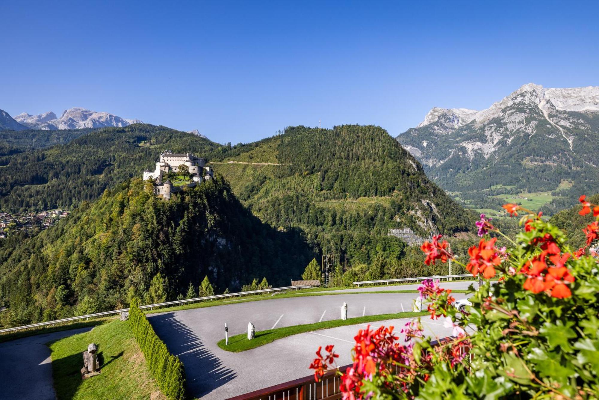 Hotel Der Burgblick-Adults Only Werfen Exteriér fotografie